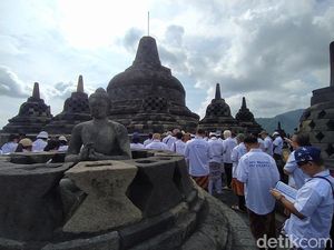 Umat Buddha Gelar Doa Bersama untuk Palestina di Puncak Candi Borobudur Umat Buddha Gelar Doa Bersama untuk Palestina di Puncak Candi Borobudur