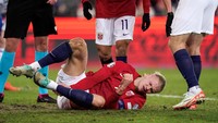 Jeda internasional selama dua pekan sejak pekan lalu (13/11) menjadi badai cedera buat para pesepakbola. Erling Haaland saat memperkuat Norwegia, alami cedera saat kakinya tidak mendarat dengan sempurna (Reuters)