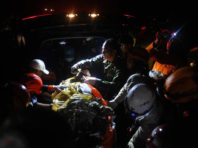 Detik-detik Evakuasi Korban Jatuhnya Pesawat TNI AU di Pasuruan
