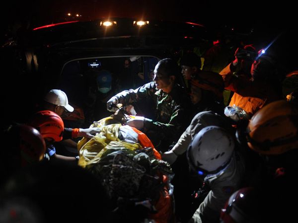 Detik-detik Evakuasi Korban Jatuhnya Pesawat TNI AU di Pasuruan