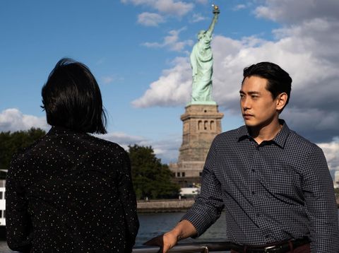 Greta Lee sebagai Nora dan Yoo Teo sebagai Hae-sung dalam Past Lives. (Twenty Years Rights/A24/Jon Pack)