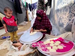 Sekelompok Wanita Gaza Coba Memasak di Pengungsian Demi Bertahan Hidup