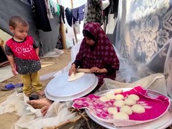 Sekelompok Wanita Gaza Coba Memasak di Pengungsian Demi Bertahan Hidup