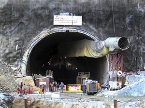 Hampir Seminggu, 40 Pekerja India Terjebak di Terowongan yang Ambruk