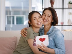 5 Rekomendasi Hadiah Istimewa, Tanda Kasih untuk Ibu Mertua