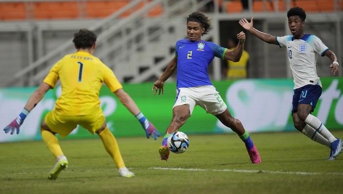 Brazils Pedro Lima, center, battles for the ball against Englands goalkeeper Tommy Setford, left, and Sam Amo-Ameyaw during their FIFA U-17 World Cup Group C soccer match at Jakarta International Stadium in Jakarta, Indonesia, Friday, Nov. 17, 2023. (AP Photo/Achmad Ibrahim)