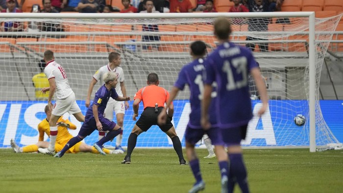 Argentinas Ian Subiabre, third left, scores a goal as Polands players look on during their FIFA U-17 World Cup Group D soccer match at Jakarta International Stadium in Jakarta, Indonesia, Friday, Nov. 17, 2023. (AP Photo/Achmad Ibrahim)