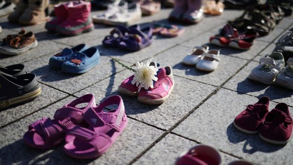 Instalasi Sepatu Simbol Duka Anak-anak Gaza