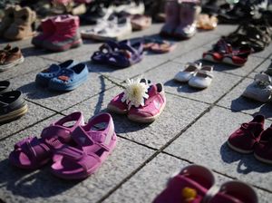 Instalasi Sepatu Simbol Duka Anak-anak Gaza Instalasi Sepatu Simbol Duka Anak-anak Gaza