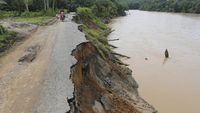Gawat! Jalan Lintas Nasional di Aceh Barat Nyaris Putus
