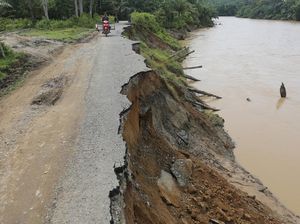 Gawat! Jalan Lintas Nasional di Aceh Barat Nyaris Putus