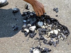Duh! Jalan Senilai Rp 5 Miliar Bisa Dikupas Pakai Tangan di Sukabumi