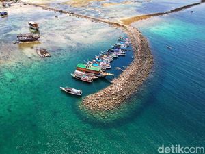Jejeran Kapal Pinisi di Pantai Indah Tanah Beru Jejeran Kapal Pinisi di Pantai Indah Tanah Beru