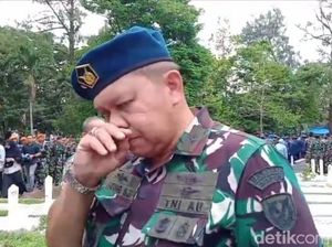 Tangis Kadispen AU Pecah di Pemakaman Siswanya yang Cemerlang Tangis Kadispen AU Pecah di Pemakaman Siswanya yang Cemerlang