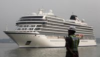 Penampakan Kapal Pesiar Viking Orion Singgah di Surabaya