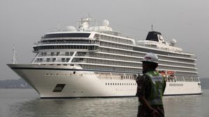 Penampakan Kapal Pesiar Viking Orion Singgah di Surabaya
