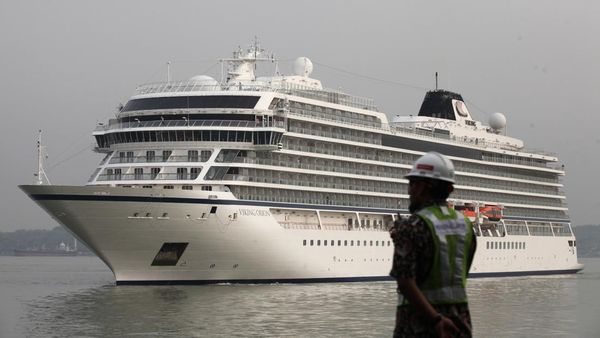 Penampakan Kapal Pesiar Viking Orion Singgah di Surabaya