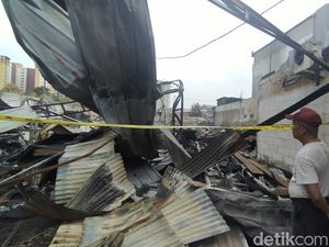 Warga Cerita Anaknya Pingsan Lihat Api Saat Bengkel Mebel di Jaktim Terbakar