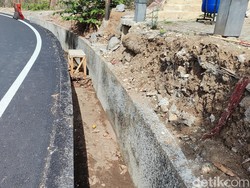 Ngeri! Kedalaman Selokan TKP Pemotor Asal Jakarta Nyemplung Sampai Semeter