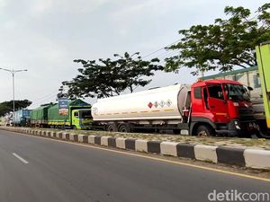 Sambat Pengusaha Truk Rugi Rp 1 Juta Sehari Imbas Pantura Pati-Rembang Macet Sambat Pengusaha Truk Rugi Rp 1 Juta Sehari Imbas Pantura Pati-Rembang Macet
