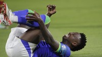 Real Madrid apes betul. Dua pemainnya, Vinicius dan Camavinga harus masuk ruang perawatan. Vini alami cedera hamstring dan Camaving alami masalah pada lututnya (AP)