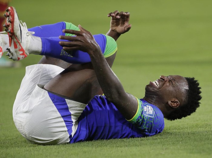 Brazil's Vinicius Junior grimaces in pain during a qualifying soccer match for the FIFA World Cup 2026 against Colombia at Roberto Melendez stadium in Barranquilla, Colombia, Thursday, Nov. 16, 2023. (AP Photo/Ivan Valencia)