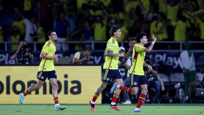 Soccer Football - World Cup - South American Qualifiers - Colombia v Brazil - Estadio Metropolitano Roberto Melendez, Barranquilla, Colombia - November 16, 2023 Colombias Luis Diaz celebrates scoring their first goal with teammates REUTERS/Luisa Gonzalez