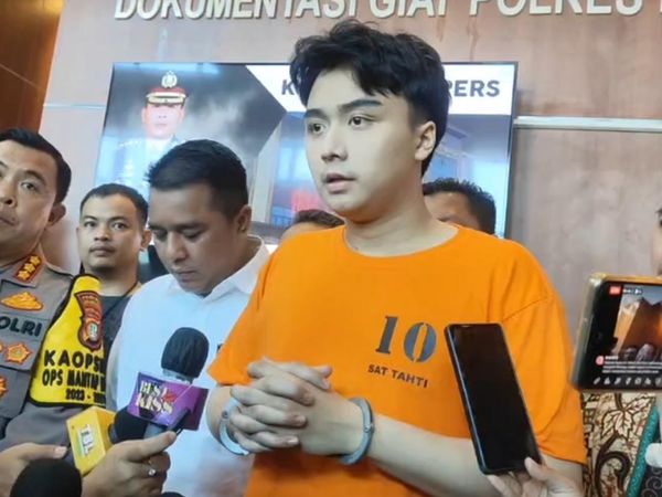 Ekspresi Leon Dozan Berbaju Tahanan Usai Dilaporkan Aniaya Pacar dan Hina Polisi