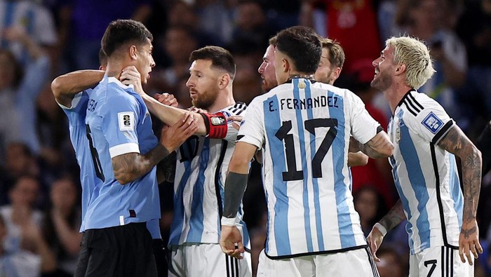 Soccer Football - World Cup - South American Qualifiers - Argentina v Uruguay - Estadio La Bombonera, Buenos Aires, Argentina - November 16, 2023 Argentina's Lionel Messi clashes with Uruguay's Mathias Olivera REUTERS/Agustin Marcarian