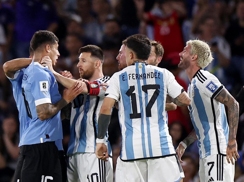 Soccer Football - World Cup - South American Qualifiers - Argentina v Uruguay - Estadio La Bombonera, Buenos Aires, Argentina - November 16, 2023 Argentina's Lionel Messi clashes with Uruguay's Mathias Olivera REUTERS/Agustin Marcarian