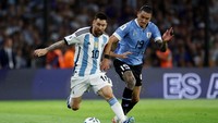 Argentina bentrok dengan Uruguay pada kualifikasi Piala Dunia 2026 zona CONMEBOL di La Bombonera, Jumat (17/11/2023) pagi WIB. (Foto: REUTERS/AGUSTIN MARCARIAN)