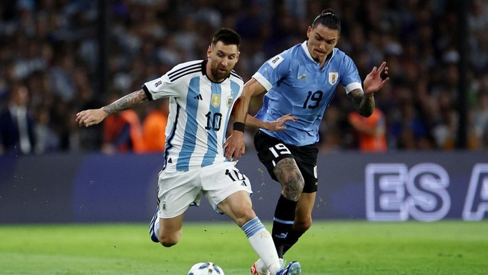 Soccer Football - World Cup - South American Qualifiers - Argentina v Uruguay - Estadio La Bombonera, Buenos Aires, Argentina - November 16, 2023 Argentina's Lionel Messi in action with Uruguay's Darwin Nunez REUTERS/Agustin Marcarian