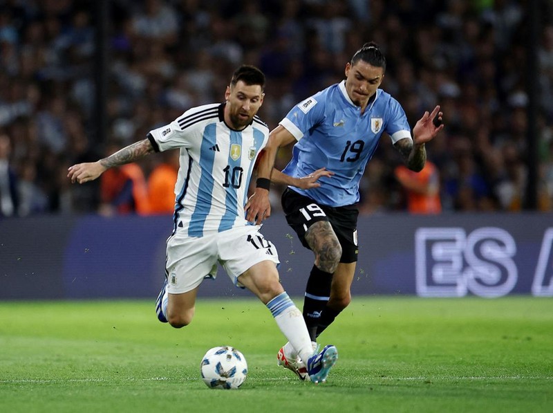 Soccer Football - World Cup - South American Qualifiers - Argentina v Uruguay - Estadio La Bombonera, Buenos Aires, Argentina - November 16, 2023 Argentina's Lionel Messi in action with Uruguay's Darwin Nunez REUTERS/Agustin Marcarian