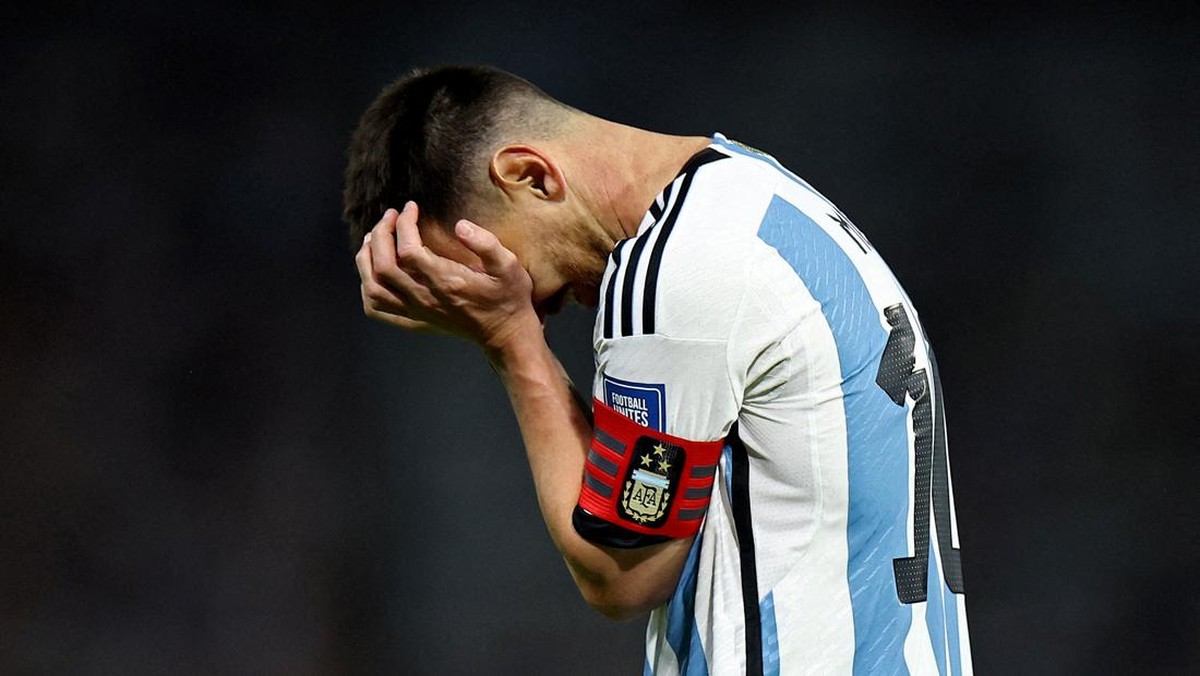 Lionel Messi tertunduk di laga Argentina vs Uruguay. (Foto: REUTERS/AGUSTIN MARCARIAN)