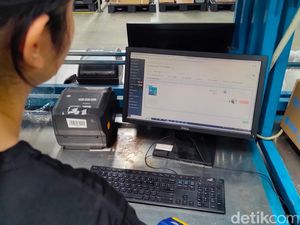 Melihat Lebih Dekat Kecanggihan AI dalam Proses Bungkus Paket di Blibli