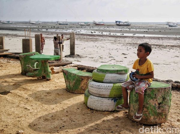 Menikmati Desiran Air Pantai Samboang Bulukumba