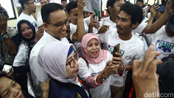 Momen Anies Diserbu Emak-emak di Deklarasi Garda Matahari