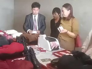 Tak Malu, Momen Viral Orangtua Pengantin Wanita Bawa Mesin Hitung Uang Mahar