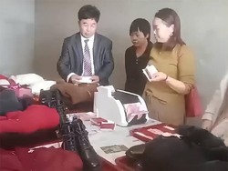 Tak Malu, Momen Viral Orangtua Pengantin Wanita Bawa Mesin Hitung Uang Mahar