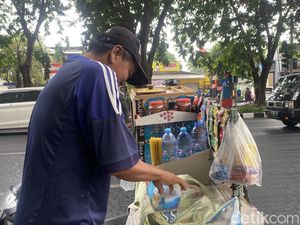 Cemas Pedagang Asongan di Surabaya Memasuki Musim Hujan Cemas Pedagang Asongan di Surabaya Memasuki Musim Hujan