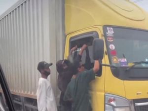 Viral Video Pemalakan Sopir Boks Asal Jakarta, Polisi Buru 4 Pelaku