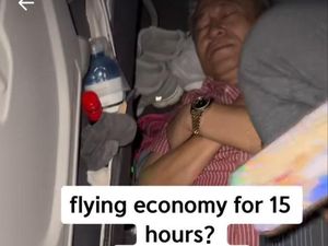 Terbang 15 Jam, Penumpang Tiduran di Lantai Pesawat, Tuai Pro-Kontra