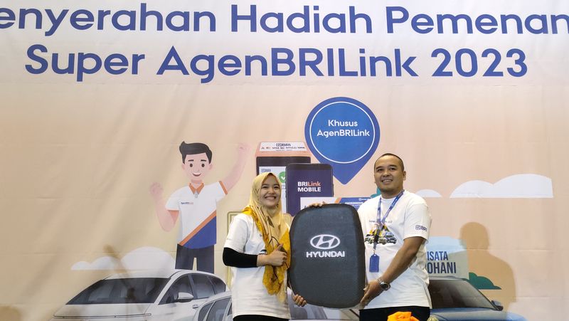 Penyerahan hadiah mobil untuk Saepul Rohman. Penyerahan hadiah mobil untuk Saepul Rohman.
