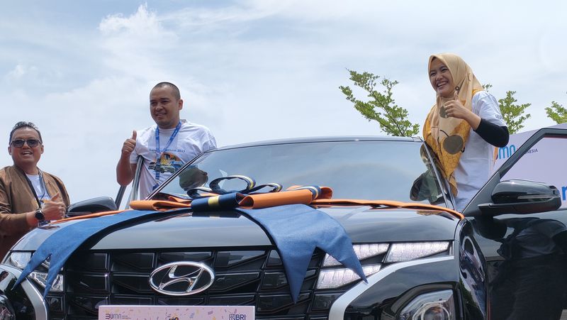 Penyerahan hadiah mobil untuk Saepul Rohman. Penyerahan hadiah mobil untuk Saepul Rohman.