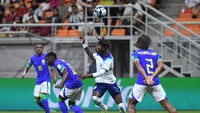 Inggris vs Brasil pada laga terakhir Grup C Piala Dunia U-17 2023 berlangsung di Jakarta International Stadium, Jumat (17/11). Laga berlangsung menarik dengan saling serang terjadi.