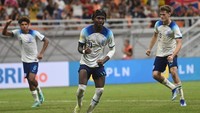 Inggris mendapatkan hadiah penalti pada menit ke-71. Wasit menunjuk titik putih setelah meninjau VAR karena Joel Ndala dijatuhkan di kotak penalti. Joel Ndala sendiri yang maju sebagai eksekutor menjalankan tugasnya dengan baik. Inggris memperkecil ketinggalan menjadi 1-2.