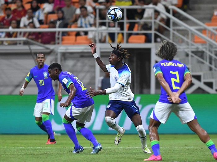 Pesepak bola Timnas Brazil Da Mata melakukan selebrasi usai mencetak gol ke gawang Timnas Inggris dalam penyisihan Grup C Piala Dunia U-17 2023 di Jakarta International Stadium, Jakarta, Jumat (17/11/2023). ANTARA FOTO/Sigid Kurniawan/Spt.