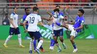Selepas jeda, tempo tinggi masih tersaji. Brasil kembali tampil efektif. Mereka bisa mencetak gol kedua di menit ke-54. Umpan silang dari sisi kiri bisa ditanduk Joao Pedro untuk memperdayai Tommy Setford.