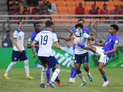 Selepas jeda, tempo tinggi masih tersaji. Brasil kembali tampil efektif. Mereka bisa mencetak gol kedua di menit ke-54. Umpan silang dari sisi kiri bisa ditanduk Joao Pedro untuk memperdayai Tommy Setford.