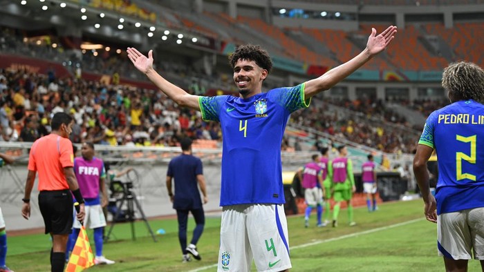 Piala Dunia U-17: Brazil melawan Inggris Pesepak bola Timnas Brazil Da Mata melakukan selebrasi usai mencetak gol ke gawang Timnas Inggris dalam penyisihan Grup C Piala Dunia U-17 2023 di Jakarta International Stadium, Jakarta, Jumat (17/11/2023). ANTARA FOTO/Sigid Kurniawan/Spt.